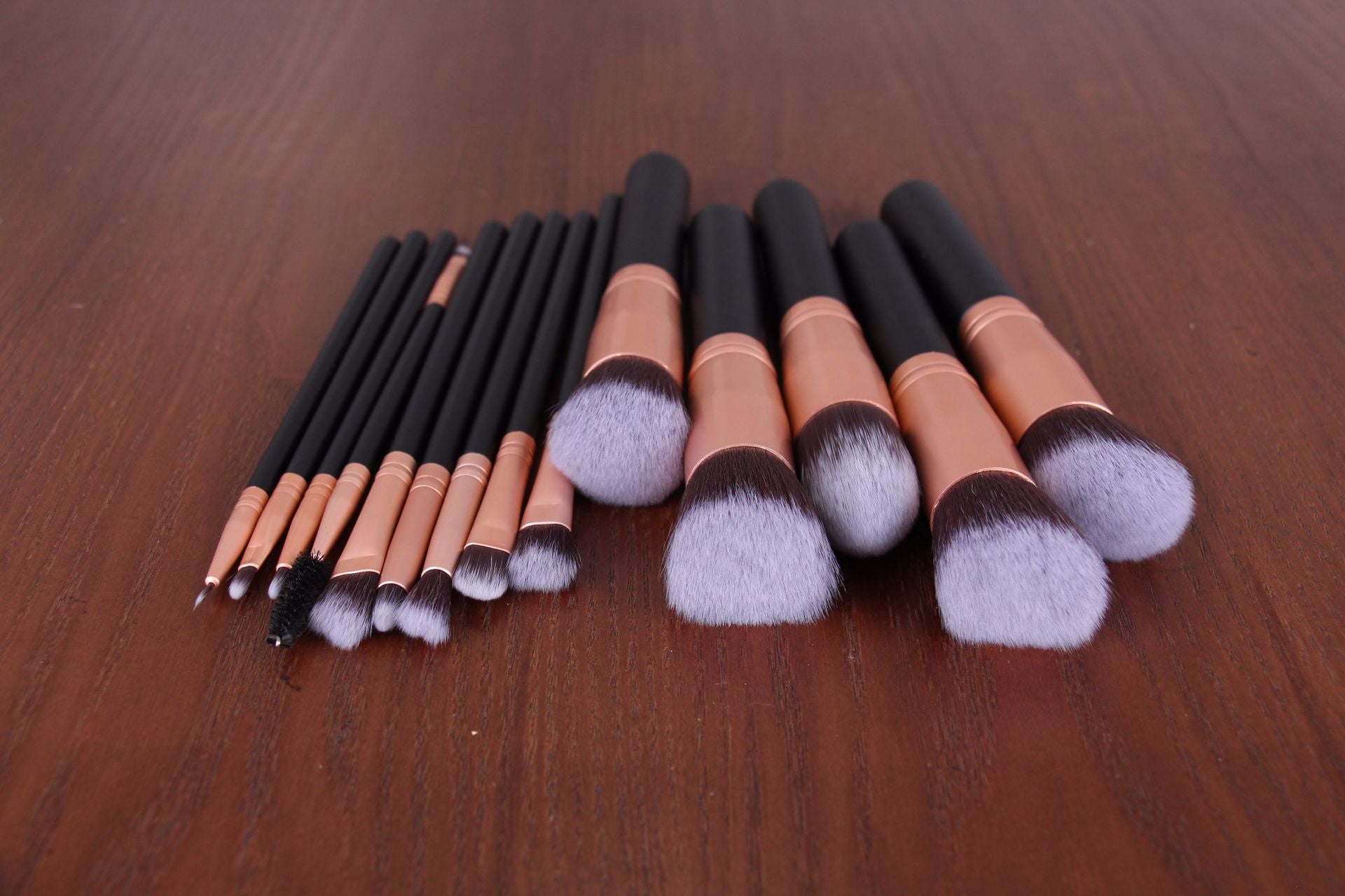 14-teiliges Make-up Pinselset mit Holzgriff