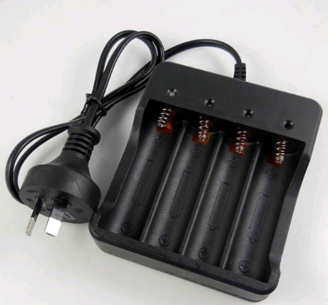 Lithium-Ionen-Ladegerät mit vier Schächten – Bild 3 | LuxeStyle
