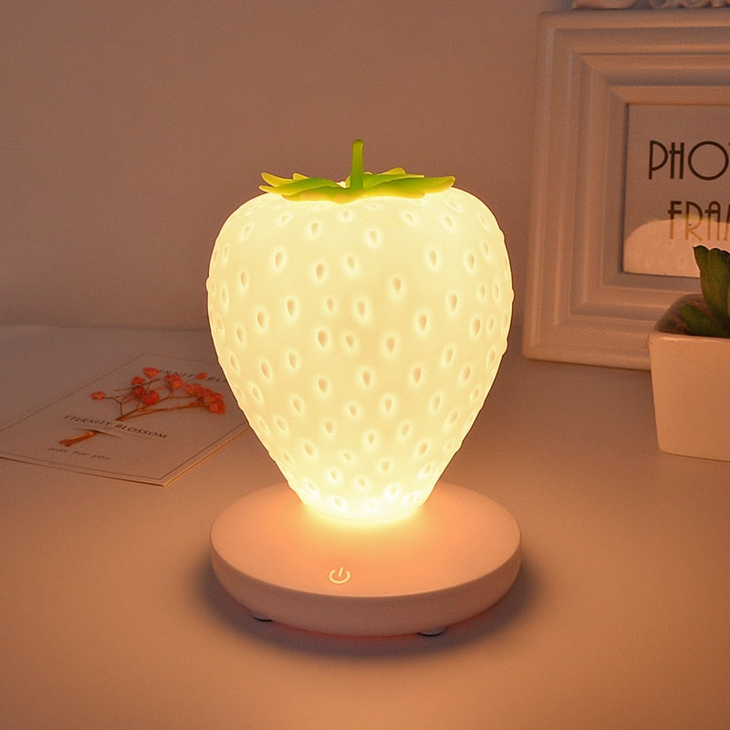 Erdbeer-Nachtlicht mit USB-Ladefunktion – Bild 5 | LuxeStyle