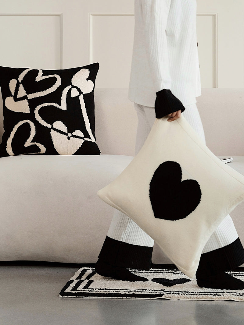 Nordisches Kissen Schwarz-Weiss mit Herzmuster