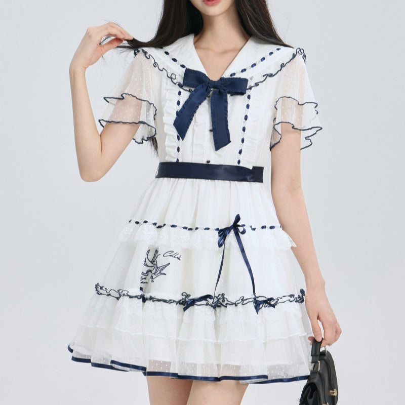 Marineblaues Kleid mit Stickerei und Zierband – Bild 5 | LuxeStyle