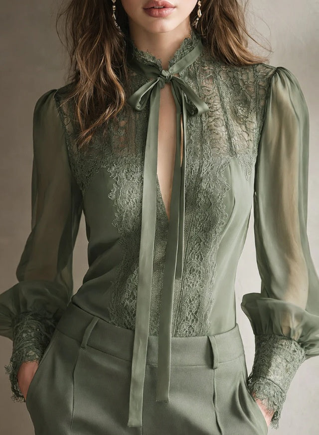 Leichte Bluse mit Spitze und langen Ärmeln – Bild 10 | LuxeStyle