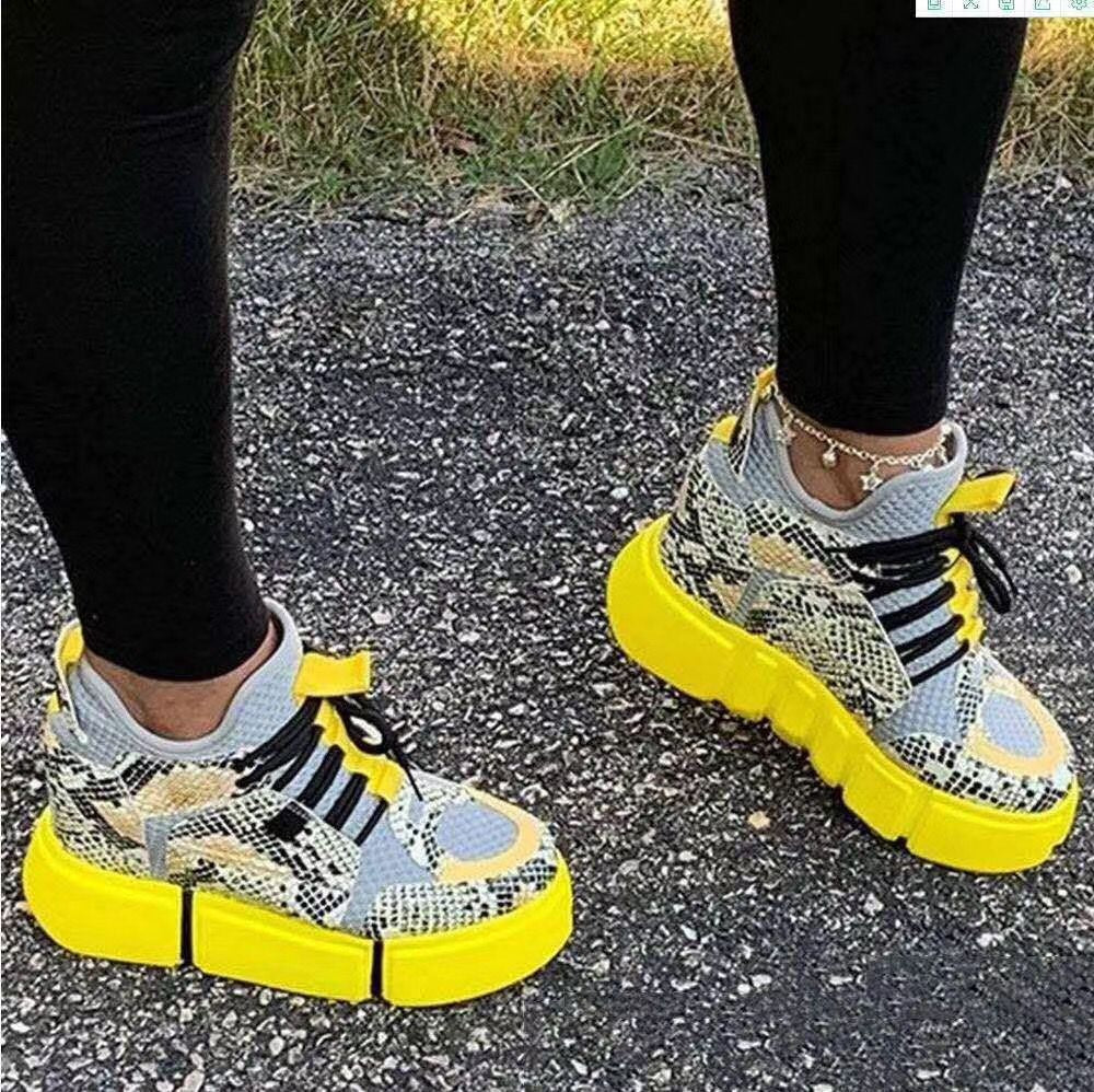 Sportliche Schnürschuhe mit flacher Sohle – Bild 4 | LuxeStyle