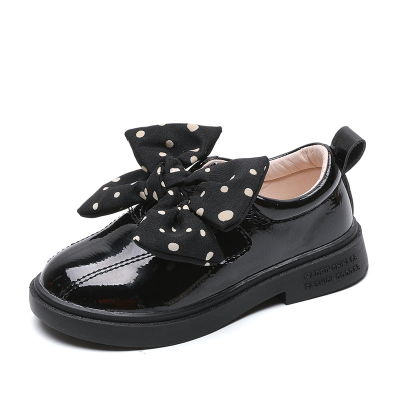 Lackschuhe mit Tupfen und Schleife – Bild 5 | LuxeStyle