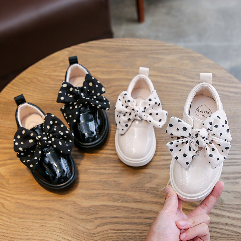 Lackschuhe mit Tupfen und Schleife – Bild 4 | LuxeStyle
