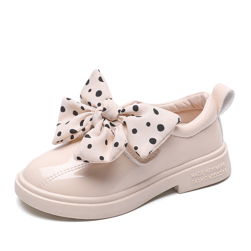 Lackschuhe mit Tupfen und Schleife – Bild 6 | LuxeStyle