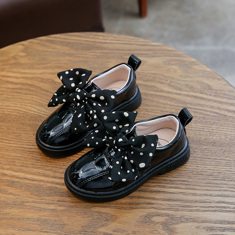 Lackschuhe mit Tupfen und Schleife – Bild 2 | LuxeStyle