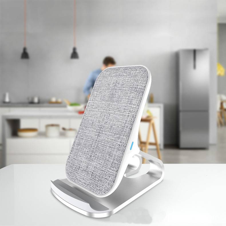 Kabelloses Ladegerät aus Aluminium – Bild 4 | LuxeStyle