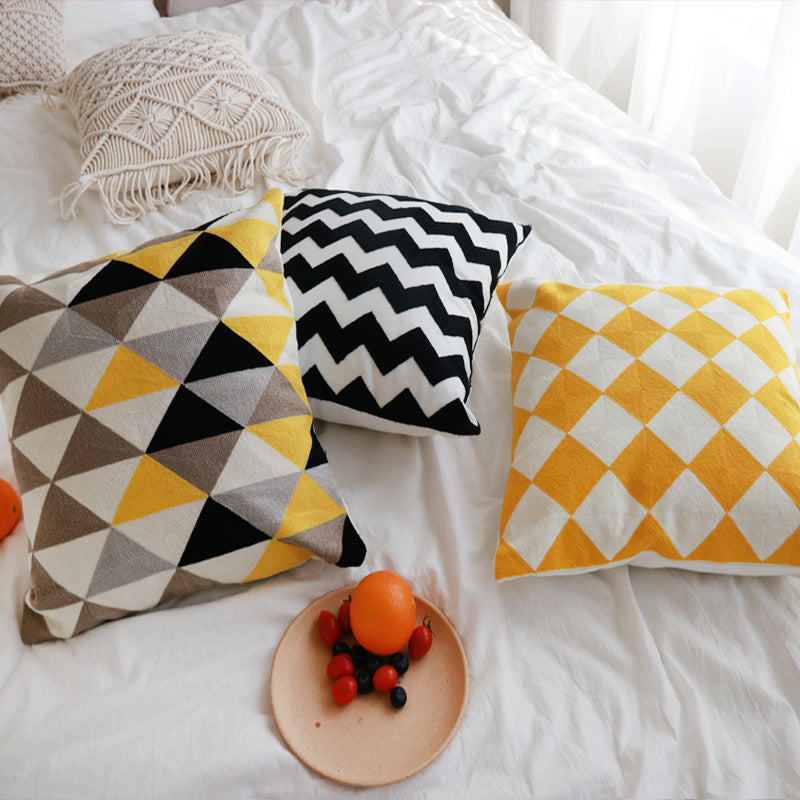 Geometrisches Blumen-Kissen mit Stickerei – Bild 1 | LuxeStyle