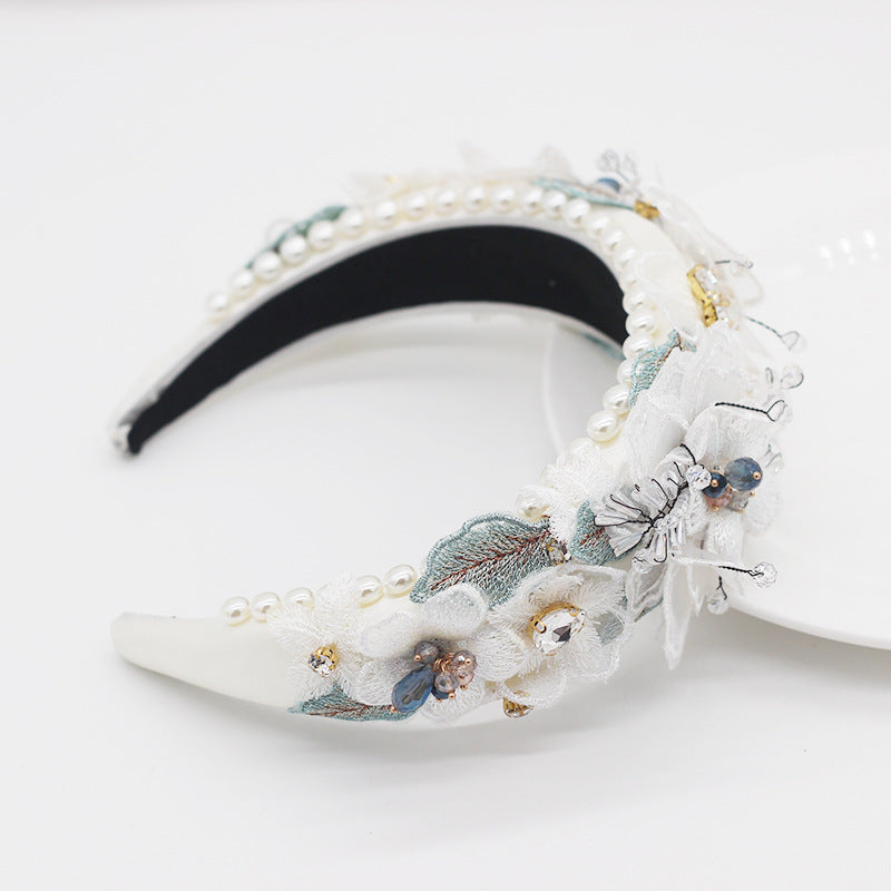 Haar-Accessoire mit Perlen, Blüten und Kristallen