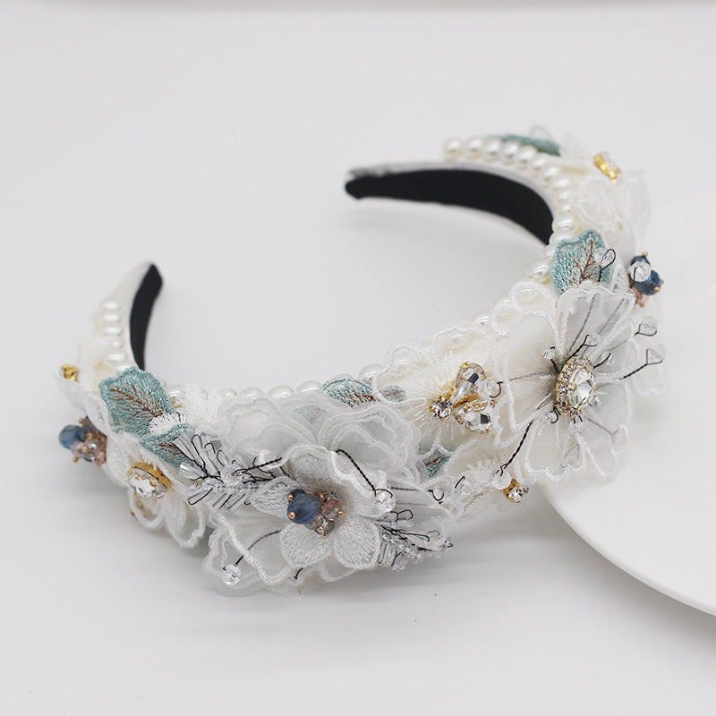 Haar-Accessoire mit Perlen, Blüten und Kristallen