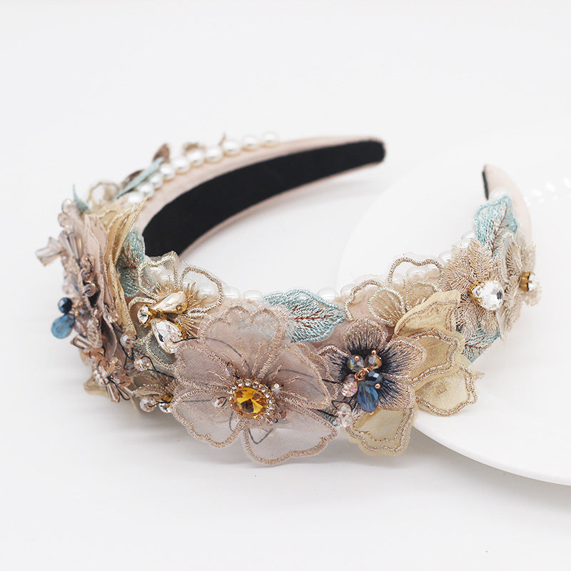 Haar-Accessoire mit Perlen, Blüten und Kristallen