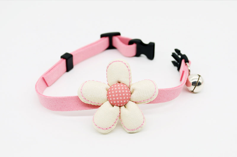 Halsband mit Glocke und Blumen-Design – Bild 1 | LuxeStyle