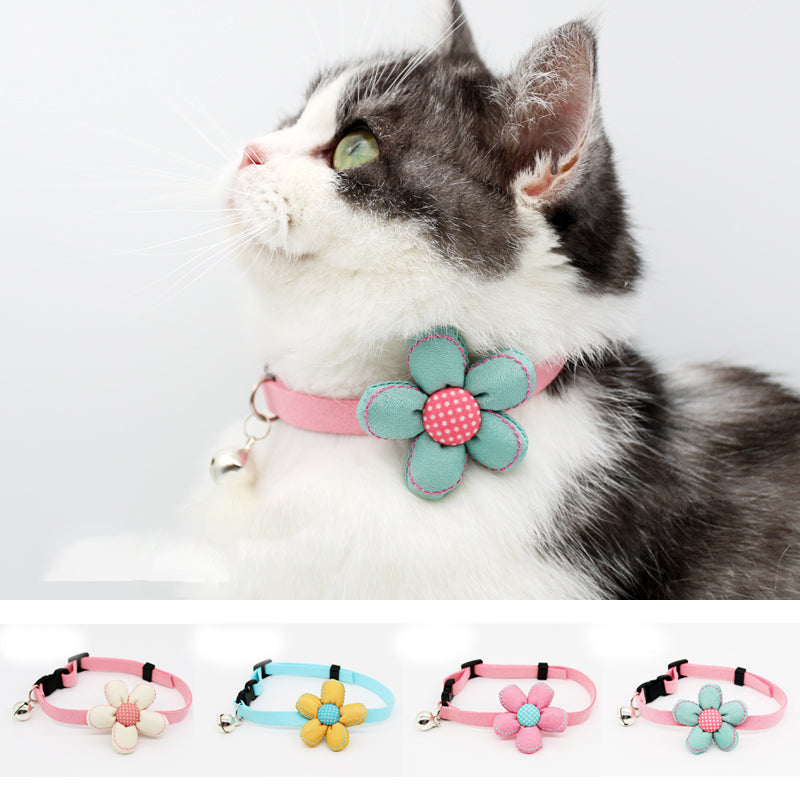 Halsband mit Glocke und Blumen-Design – Bild 3 | LuxeStyle