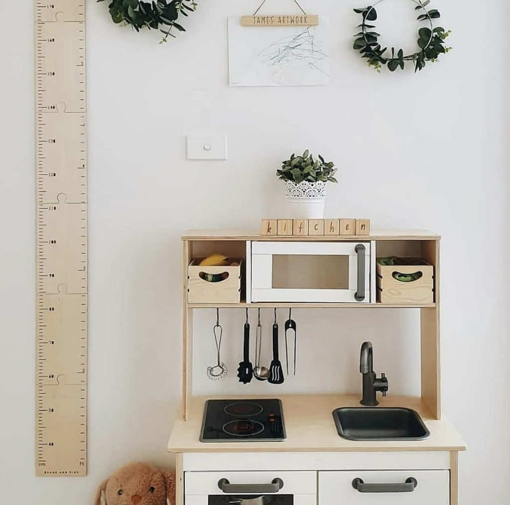 Grössenmesslatte aus Holz im Nordic Style – Bild 4 | LuxeStyle