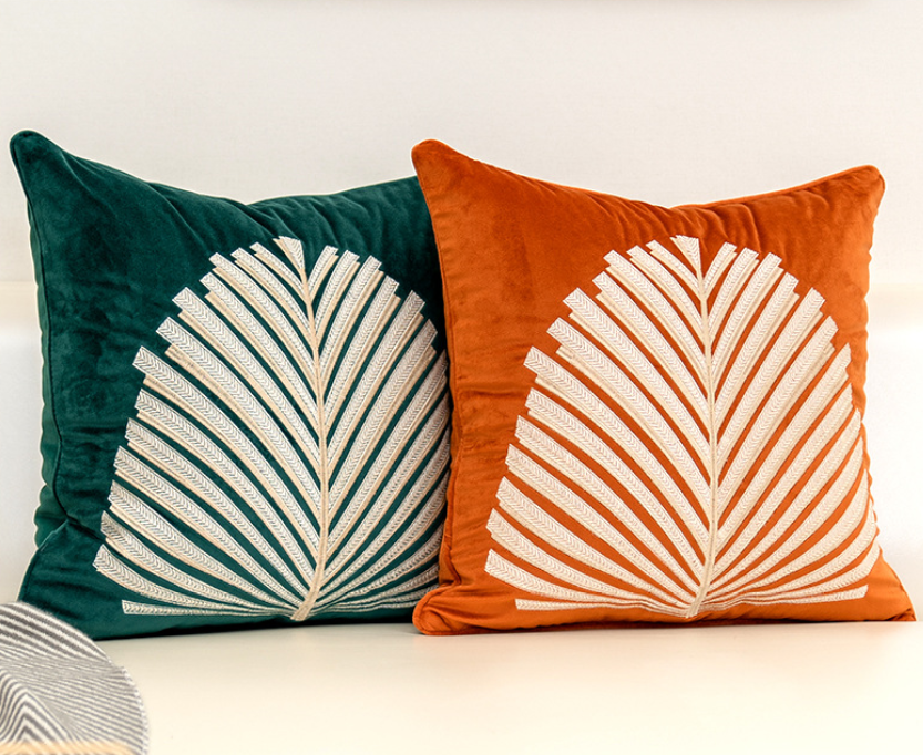 Samt-Kissenhülle mit Blätter-Stickerei – Bild 5 | LuxeStyle