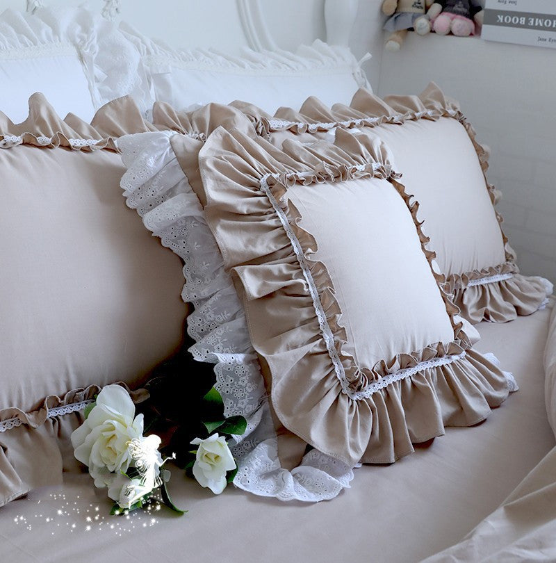 Khaki Kissenbezug mit Rüschen & Stickerei – Bild 4 | LuxeStyle