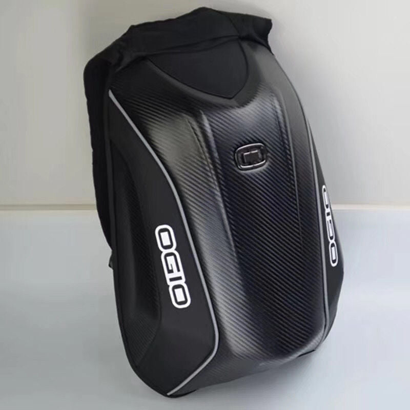 Motorradhelm-Rucksack mit Carbon-Muster – Bild 2 | LuxeStyle