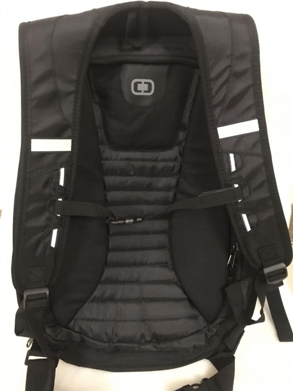 Motorradhelm-Rucksack mit Carbon-Muster – Bild 5 | LuxeStyle