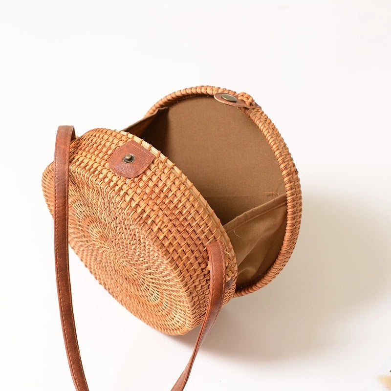 Runde Korbtasche mit Diagonal-Klappe – Bild 1 | LuxeStyle