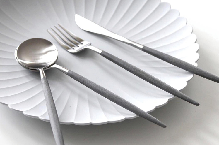 Grau-weisser Chrysanthemen-Essteller – Bild 2 | LuxeStyle