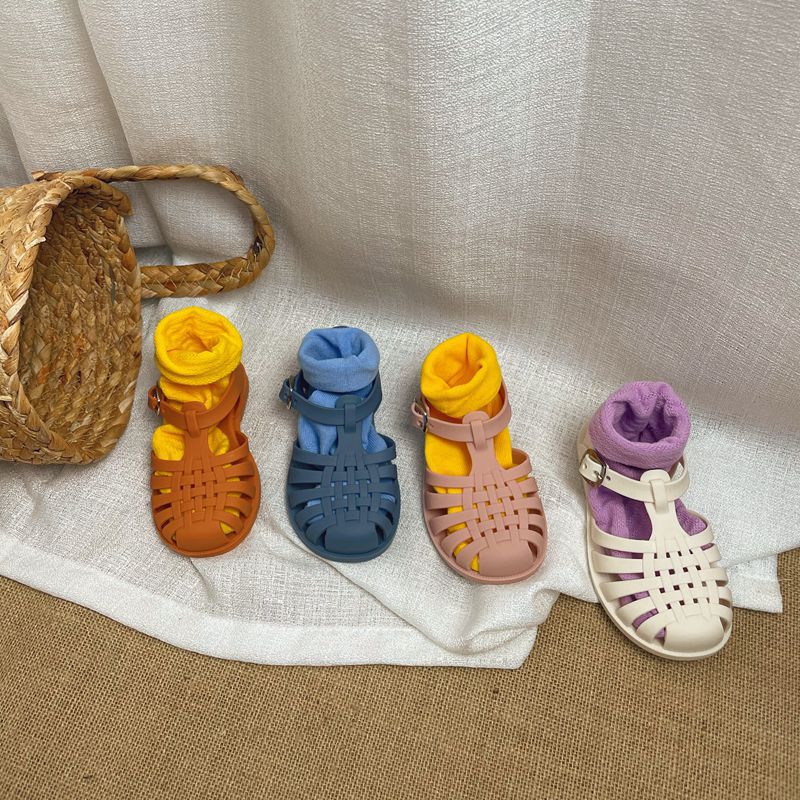 Kinder Sandalen mit Lochmuster – Bild 2 | LuxeStyle