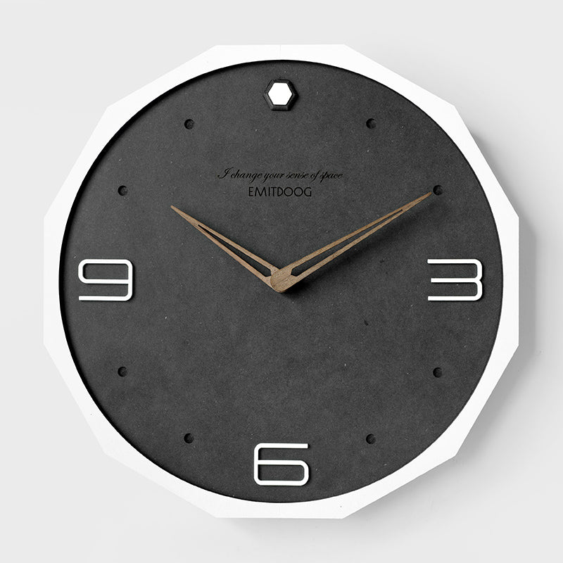 Nordische Wanduhr im modernen Design