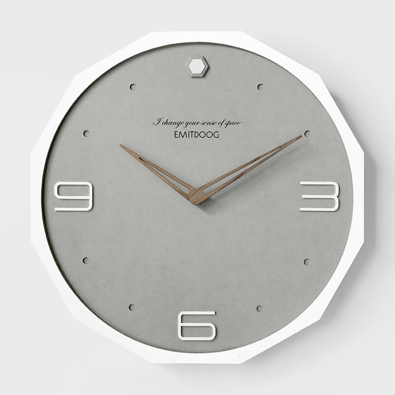 Nordische Wanduhr im modernen Design