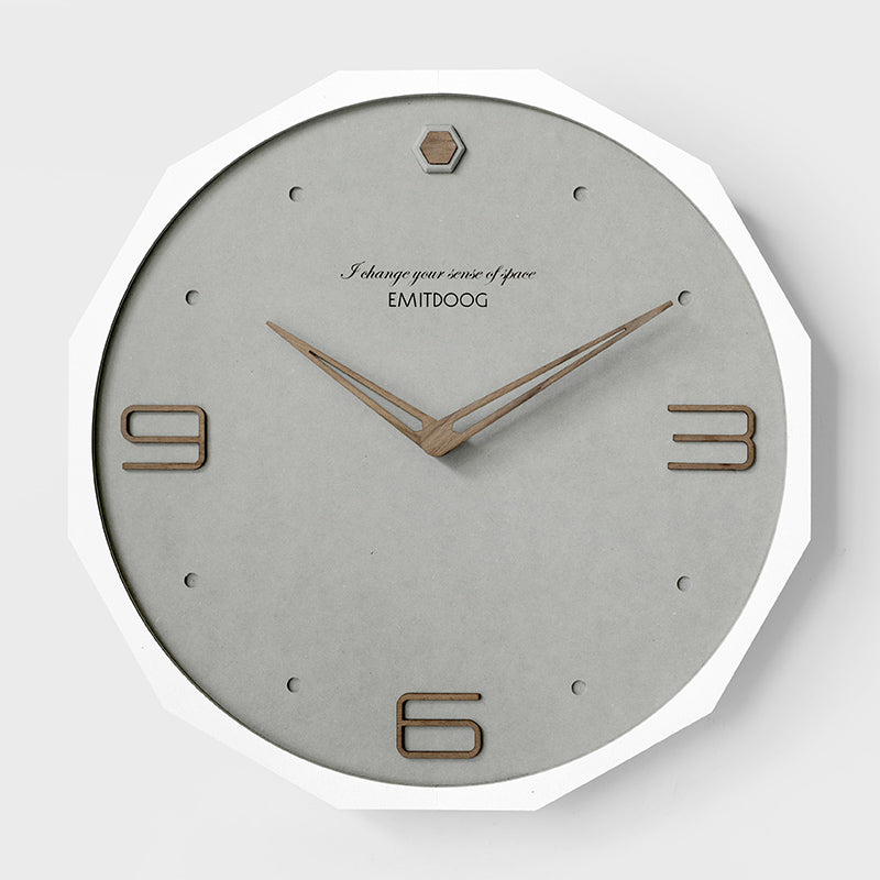 Nordische Wanduhr im modernen Design