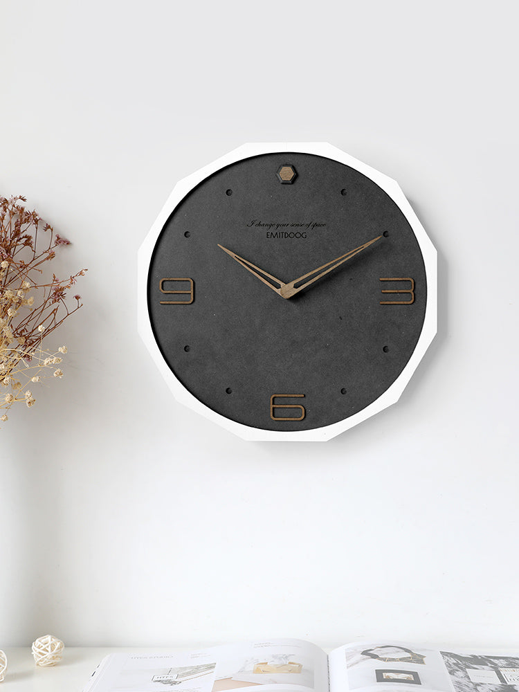 Nordische Wanduhr im modernen Design