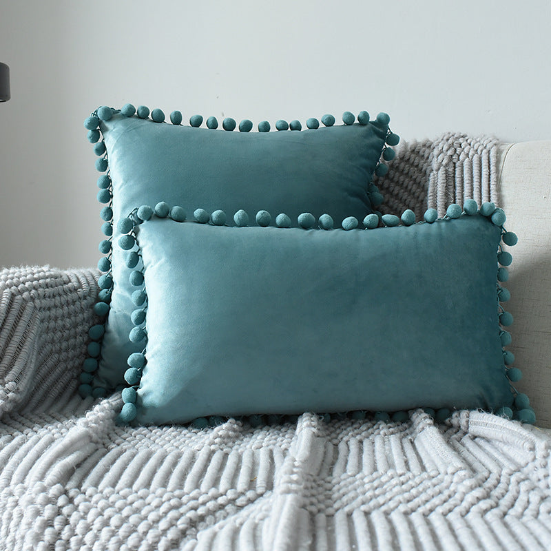 Samt-Kissen mit Bommeln – Bild 3 | LuxeStyle