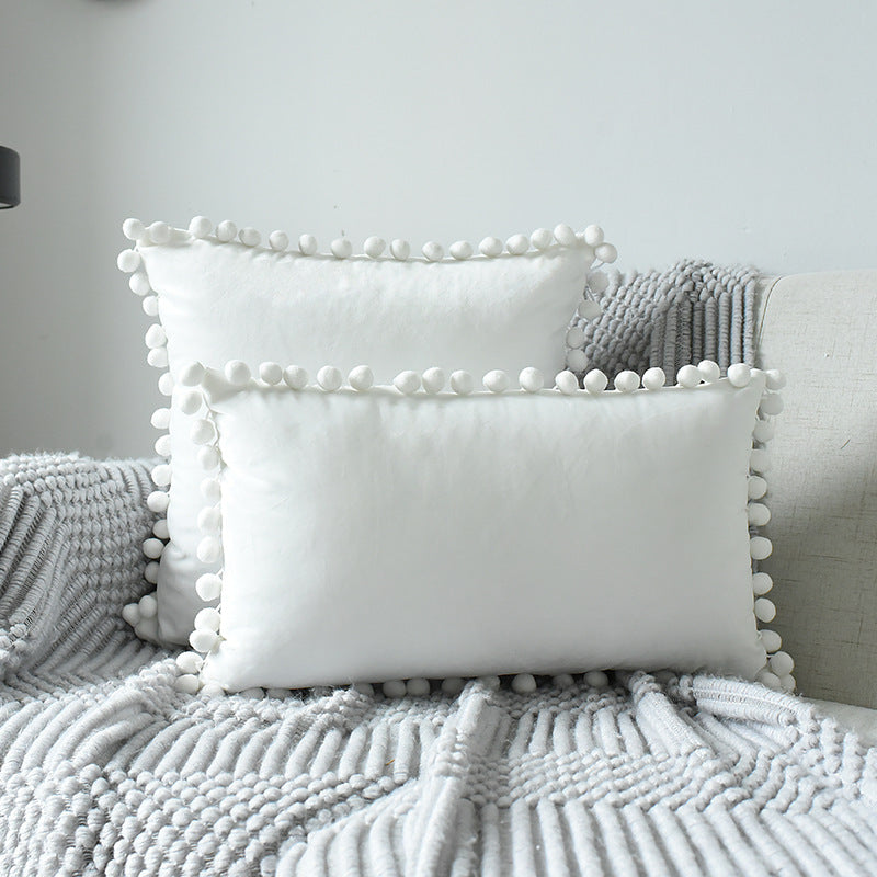 Samt-Kissen mit Bommeln – Bild 2 | LuxeStyle