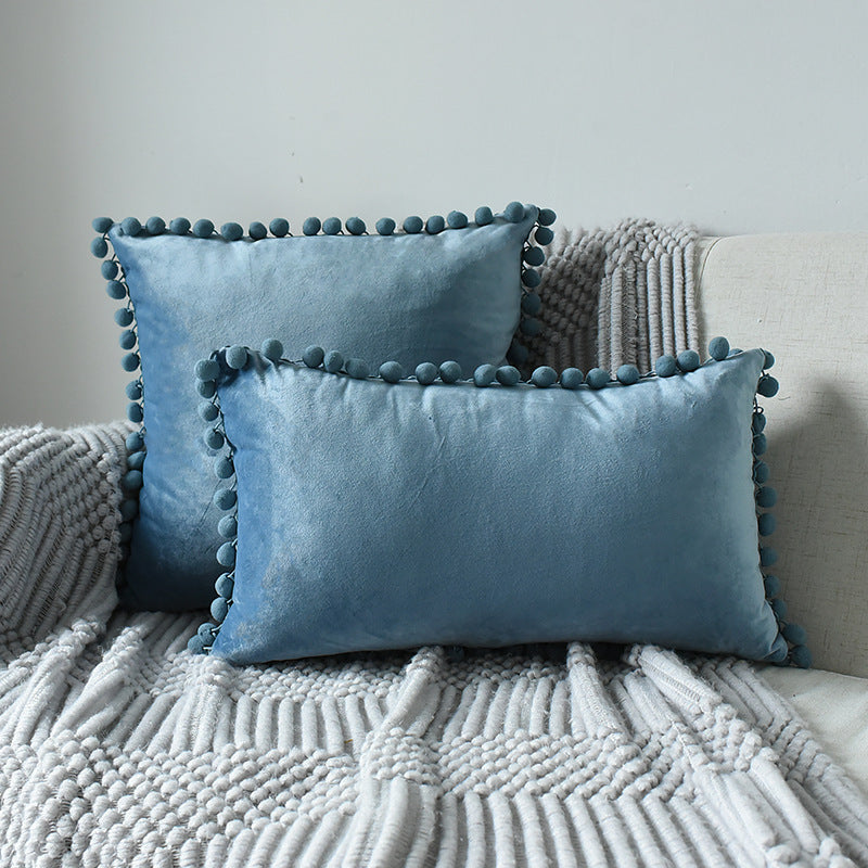 Samt-Kissen mit Bommeln – Bild 4 | LuxeStyle