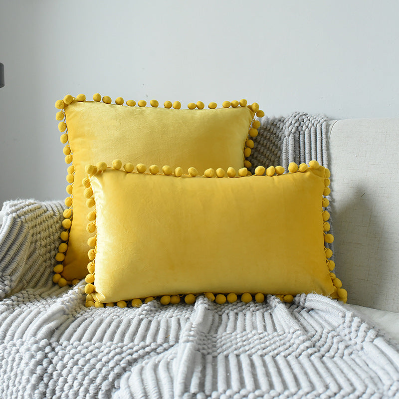 Samt-Kissen mit Bommeln – Bild 7 | LuxeStyle