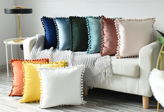 Samt-Kissen mit Bommeln – Bild 5 | LuxeStyle