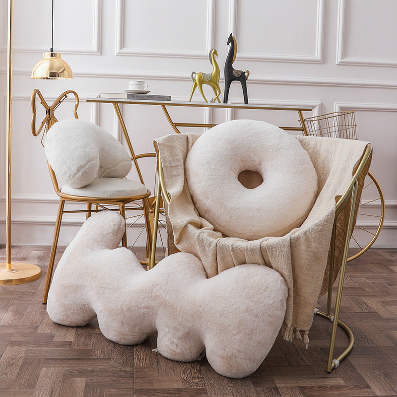Samtiges Hasenkissen im nordischen Stil – Bild 6 | LuxeStyle