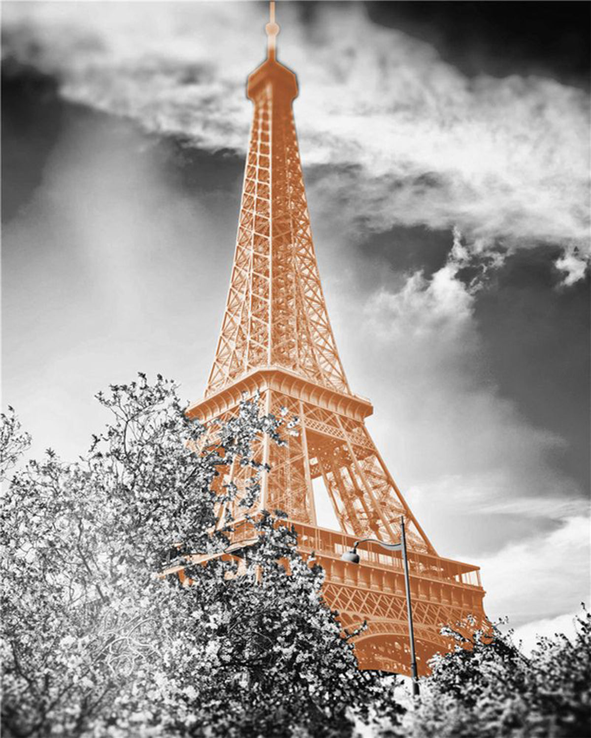 Paris Liebes-Szene mit Eiffelturm – Bild 4 | LuxeStyle