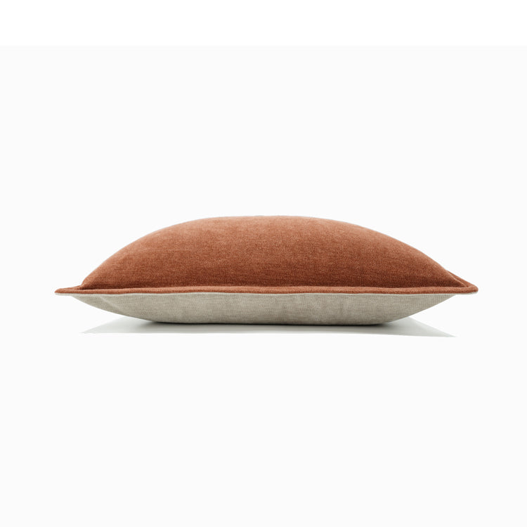 Kuscheliges Kissen in Orange-Kaffee-Farben | LuxeStyle