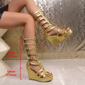 Goldene Gladiator-Wedge-Sandalen mit Riemchen