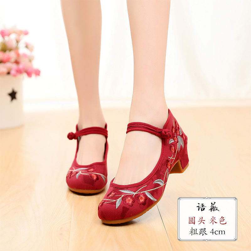 Bestickte Tanzschuhe im antiken Stil