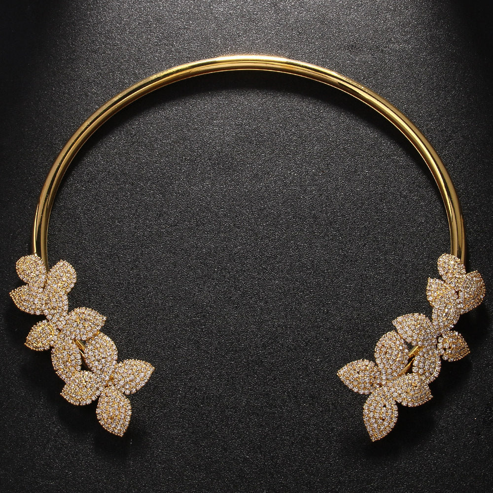 Blumenhalskette mit Strass-Akzenten