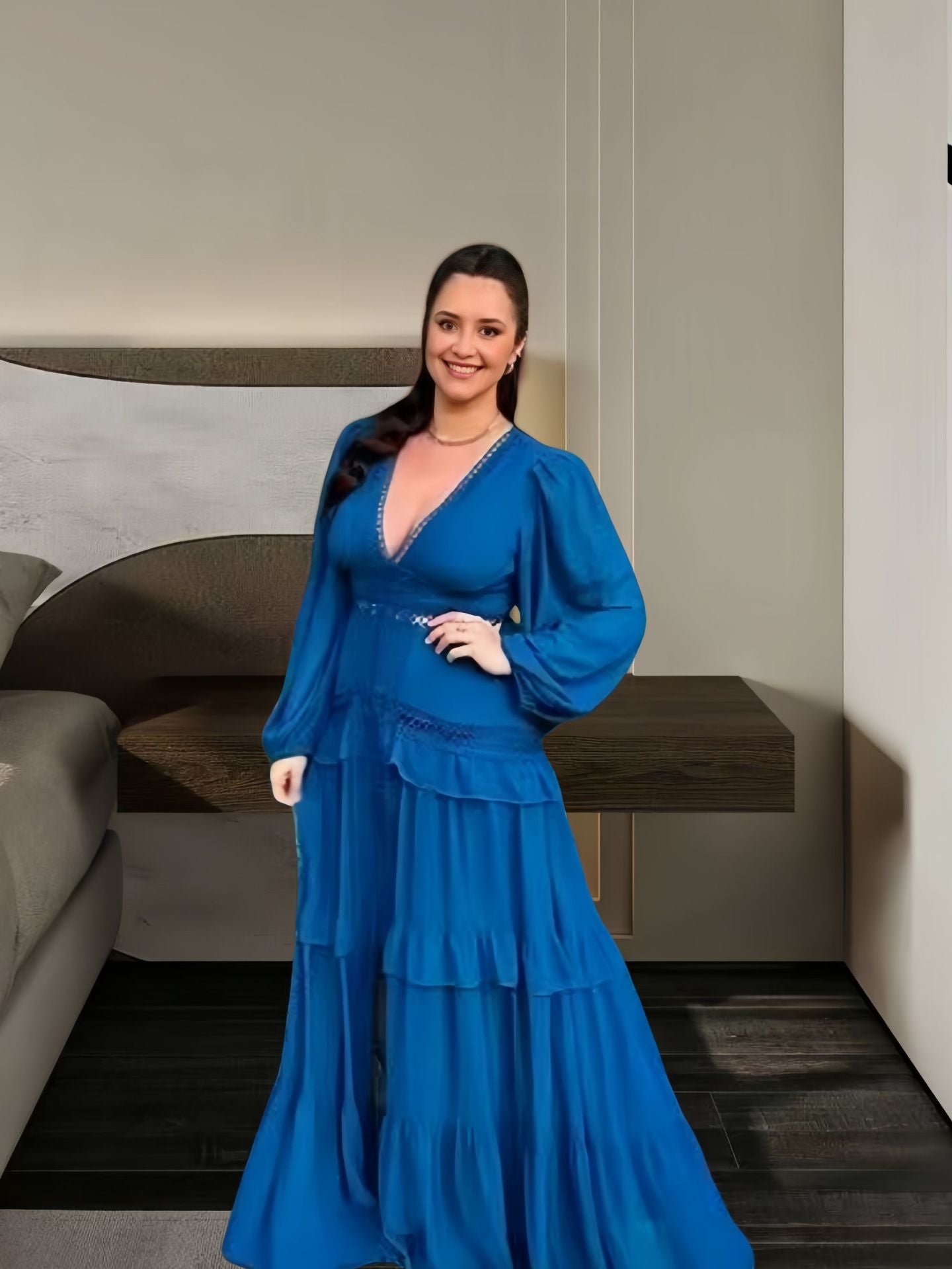 V-Ausschnitt Kleid mit Rüschensaum & Seitenschlitz