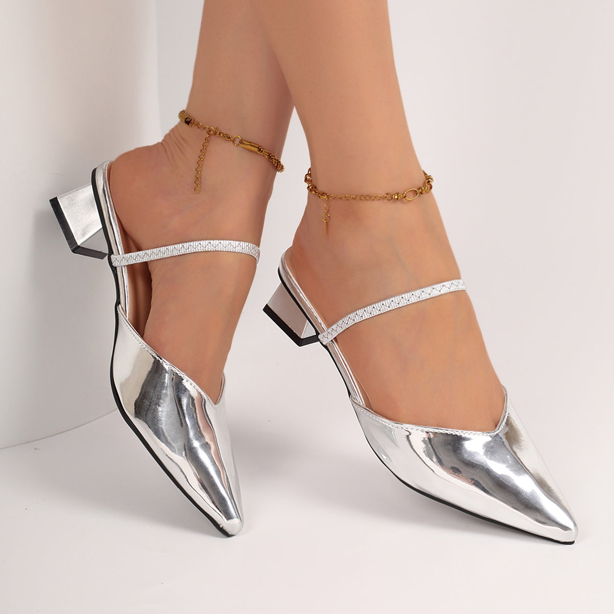 Elegante Metallic-Mules mit Strassriemen