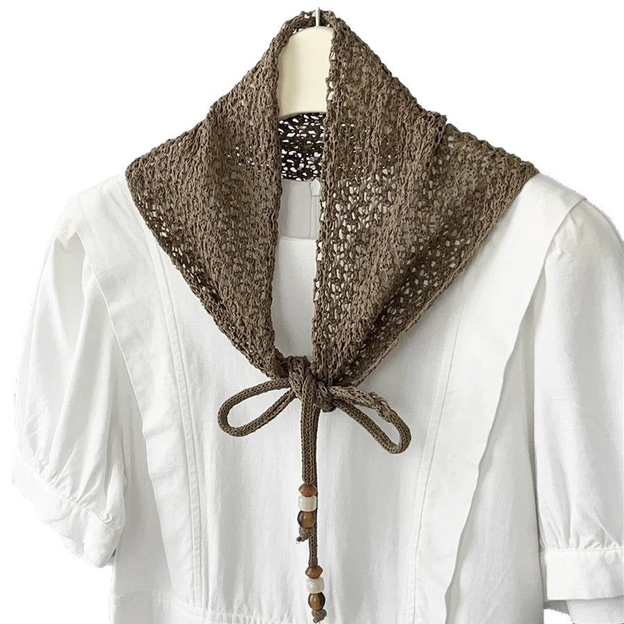 Dreieckiger Strickschal mit Lochmuster