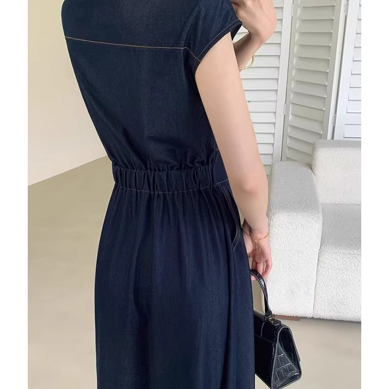 Elegantes, figurbetontes Midikleid mit hoher Taille