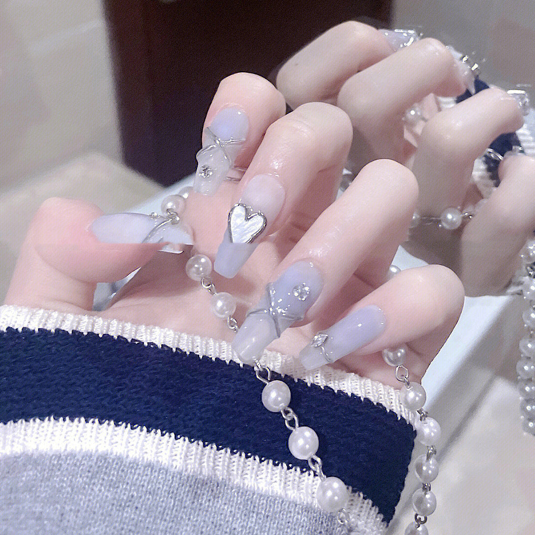 Minimalistische Fake Nails "Blue Ice Rain" – Bild 2 | LuxeStyle