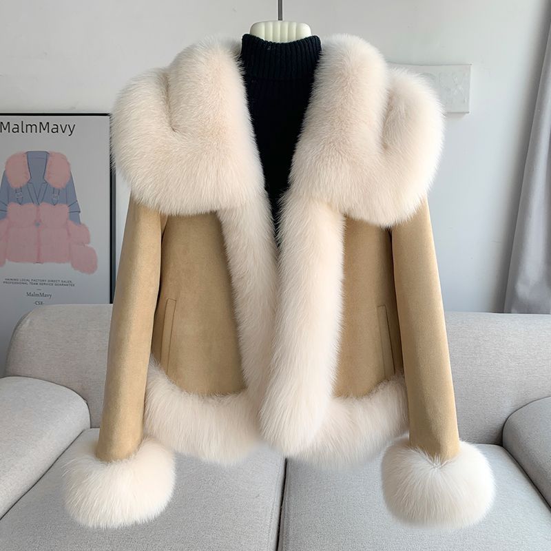 Eleganter kurzer Daunenmantel mit Kunstfell
