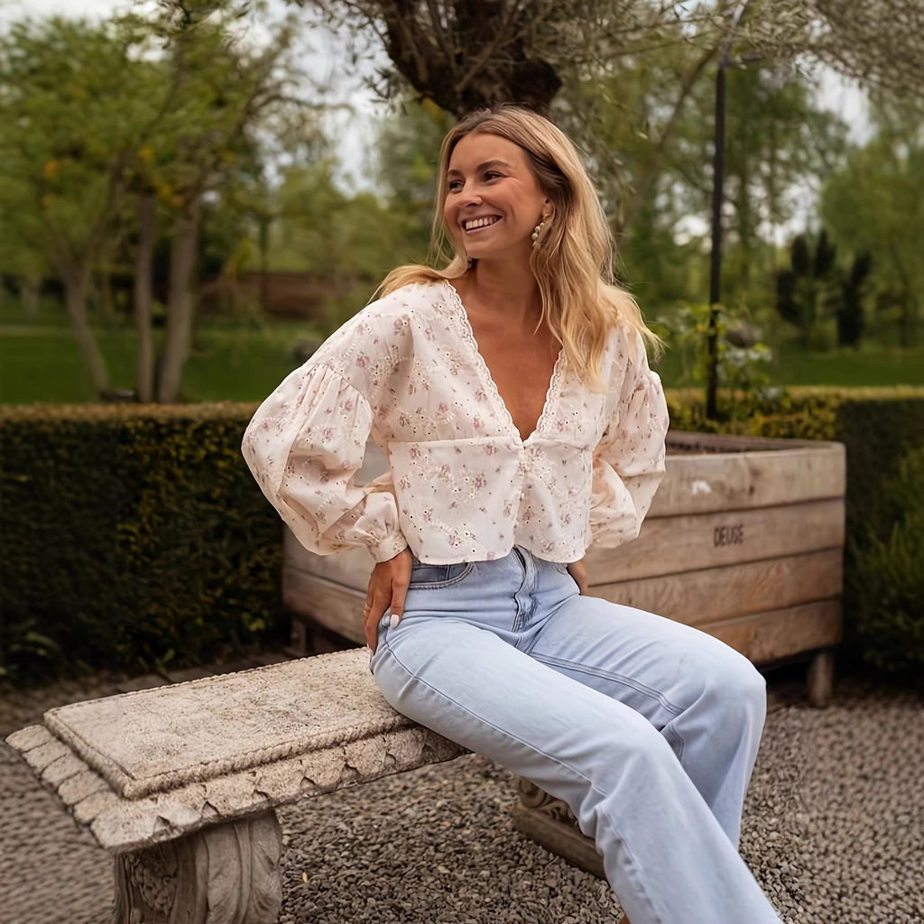 Bestickte Bluse mit Laternenärmeln und V-Ausschnitt – Bild 4 | LuxeStyle