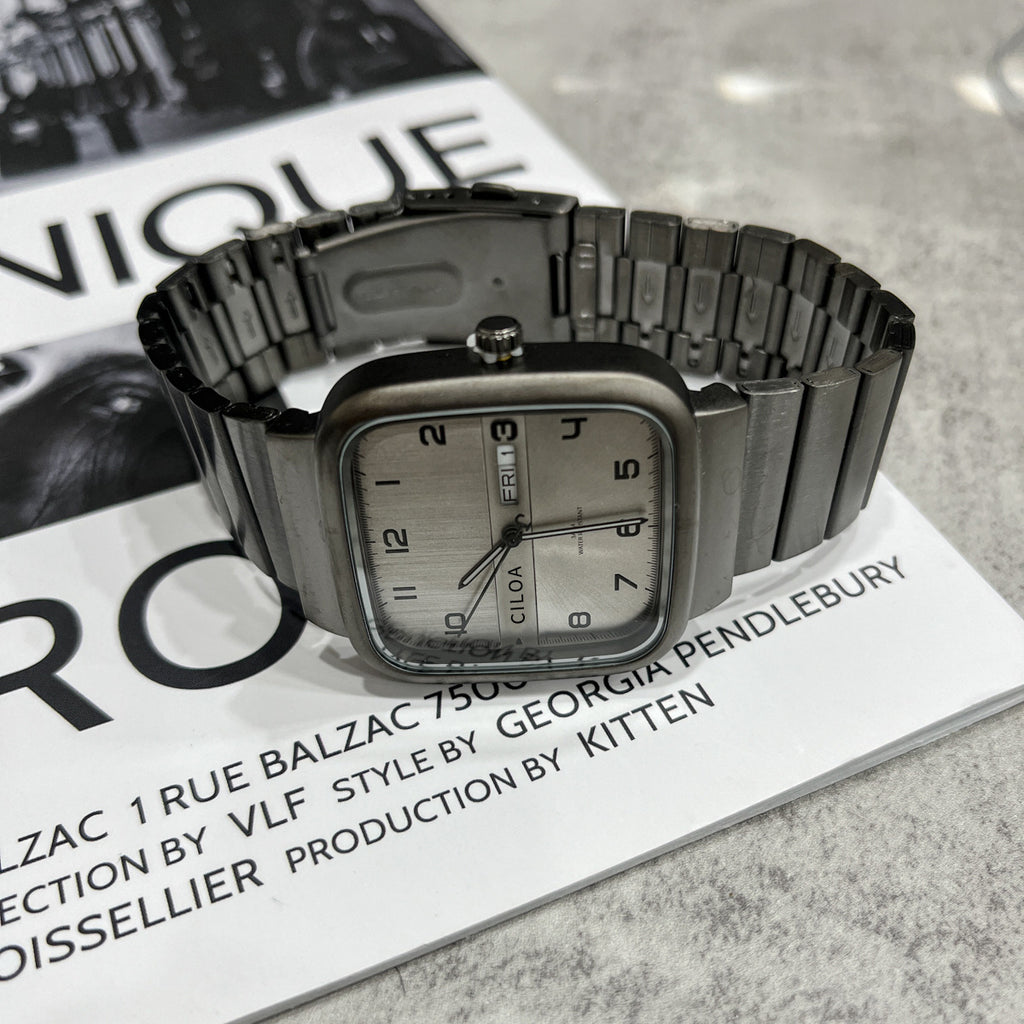 Herrenuhr im Mechanik-Stil mit Loch-Detail