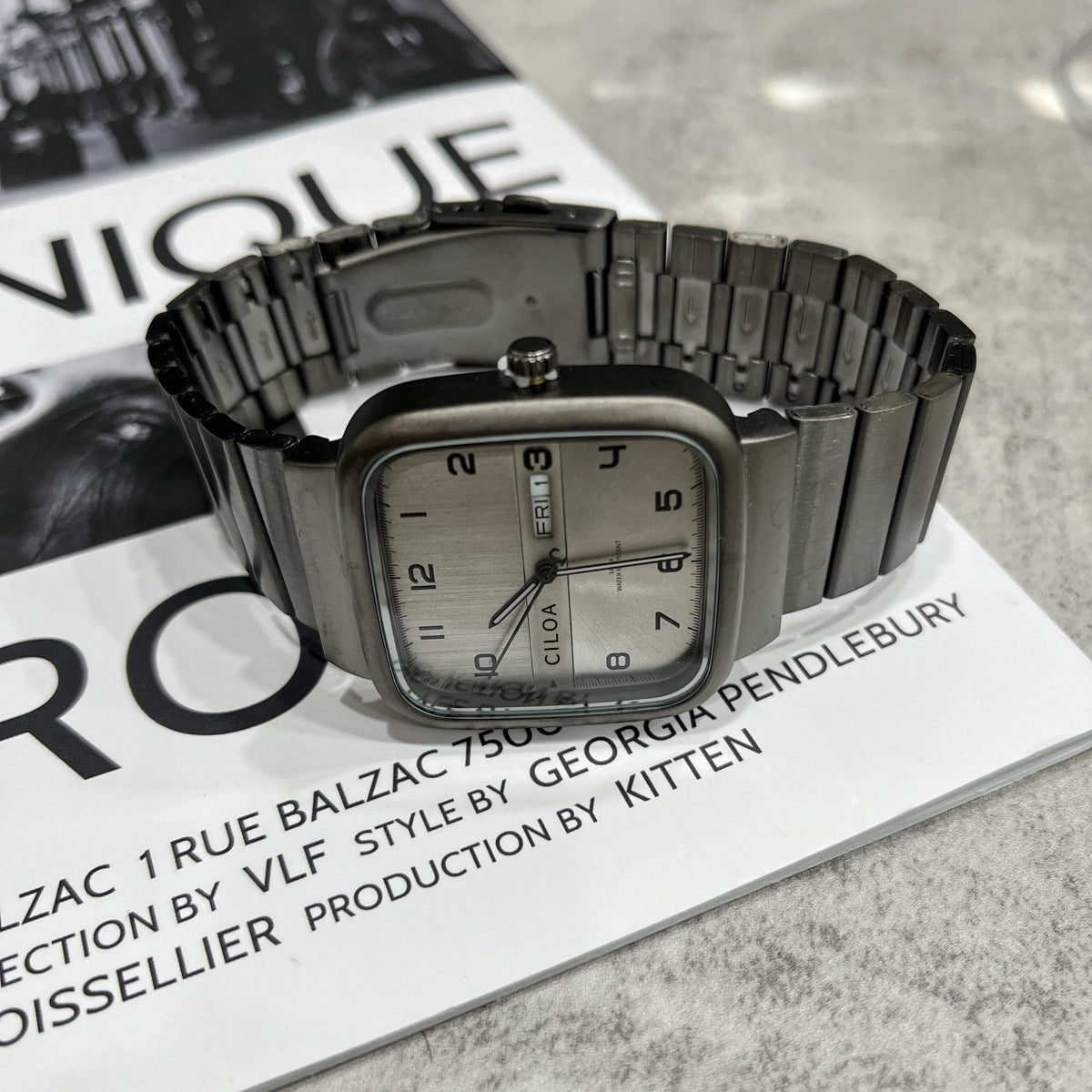 Herrenuhr im Mechanik-Stil mit Loch-Detail